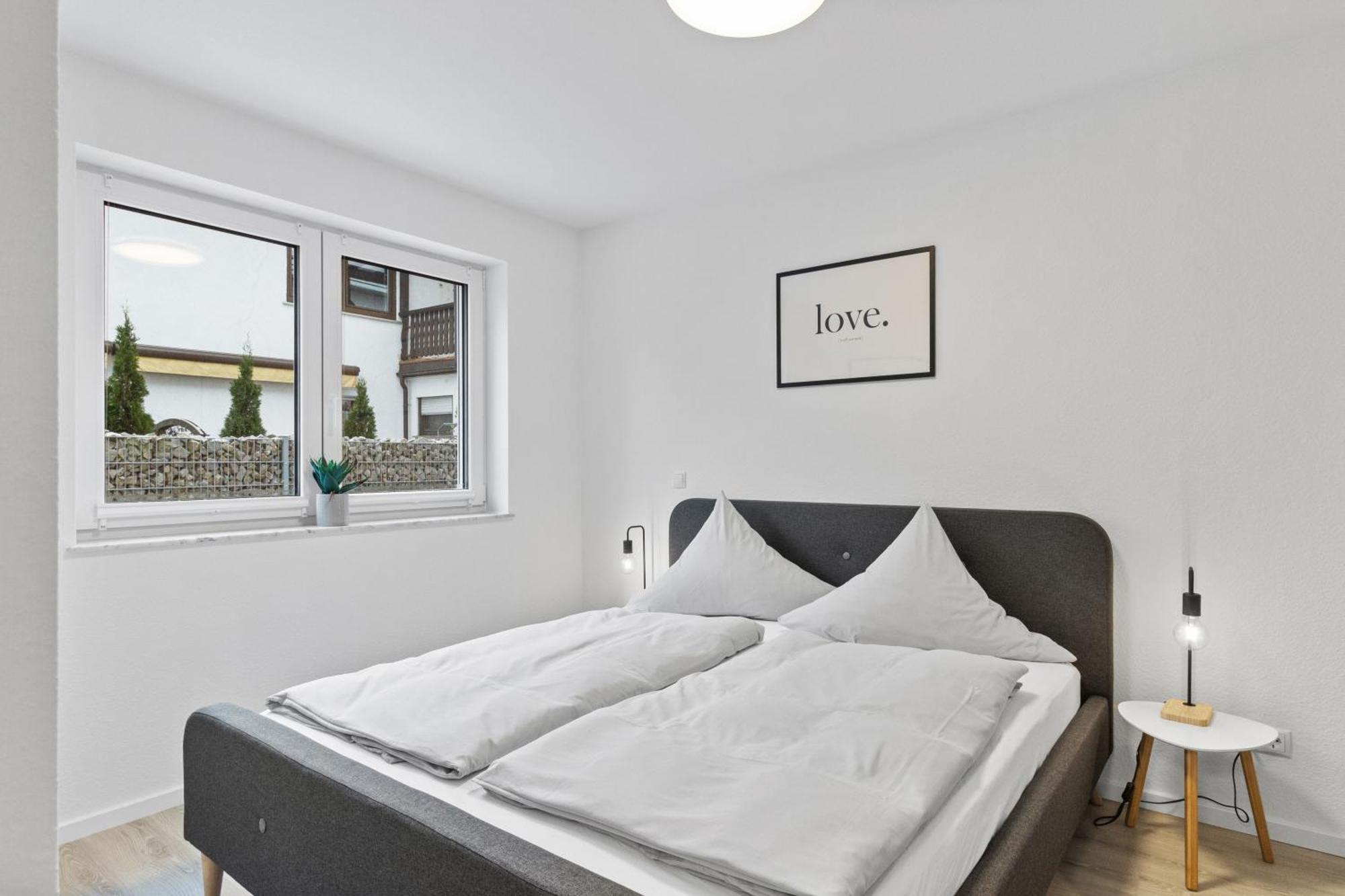 Winetime - Modern - Boxspringbetten - Netflix - Naehe Mercedes-benz Apartment *
